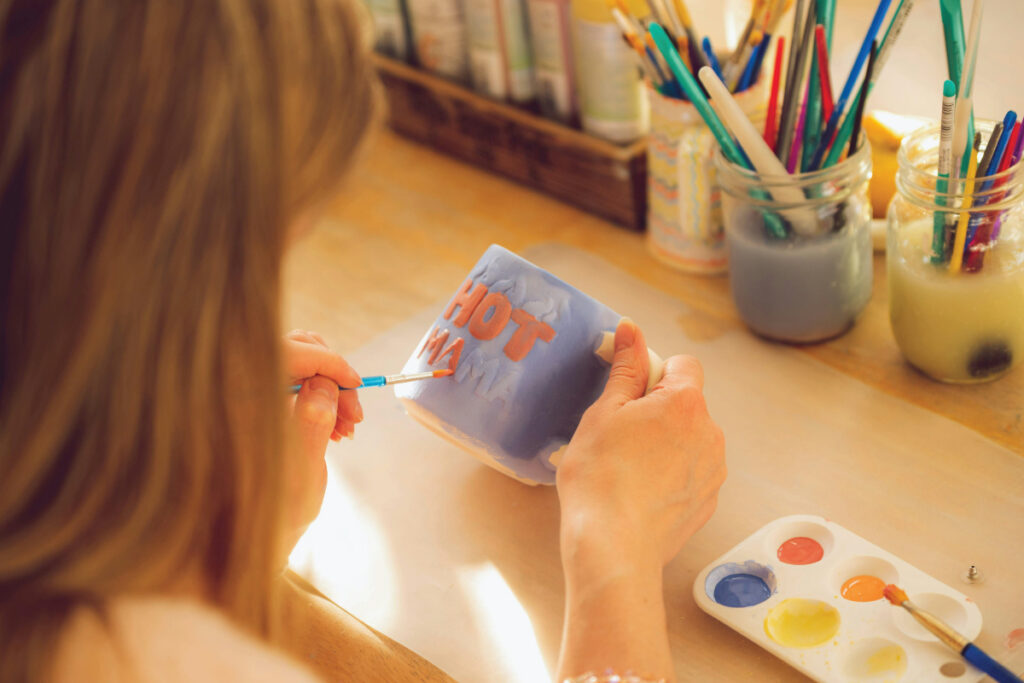 7 تکنیک برای تزئین و نقاشی ظروف سرامیکی 7 تکنیک برای تزئین و نقاشی ظروف سرامیکی