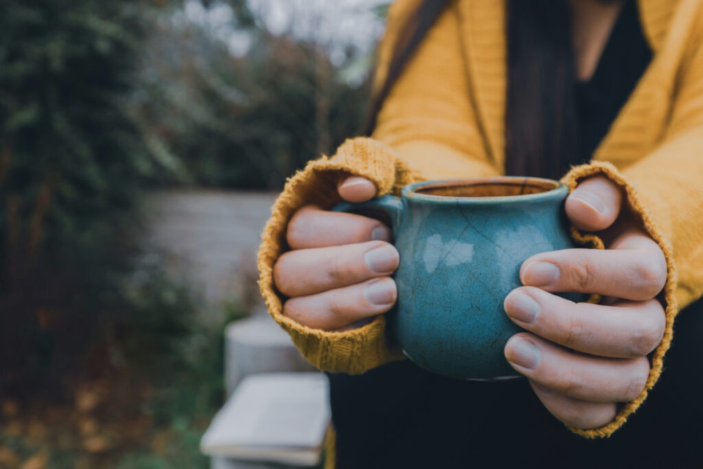 چگونه ساخت یک ماگ سرامیکی دستساز را شروع کنیم؟ (آموزش گام به گام) چگونه ساخت یک ماگ سرامیکی دستساز را شروع کنیم؟ (آموزش گام به گام)